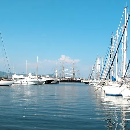 Superb 3 Bedroom On The Port By Interhome Апартаменты